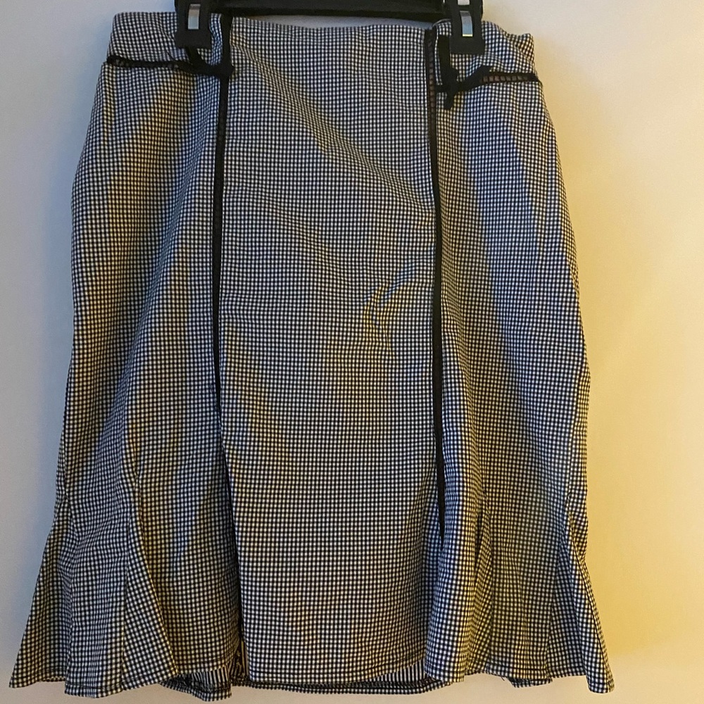 Nanette Lepore skirt. Size 2. black and white plaid. pink lining.
